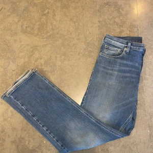 Replay thad jeans  - Ett par stilrena Jeans från replat som är använda ett fåtal gånger eftersom att dom blev lite korta passar dig som är ungefär 170 lång har av dig vid fler frågor 