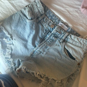 Jeans shorts - Jeans shorts från Zara! Knappast använda! Mid waist 