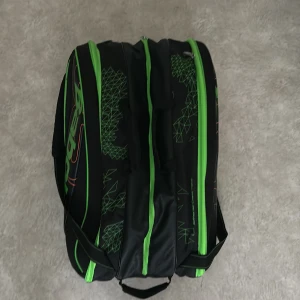 Padelväska - Väskan är använd ett tag men är fortfarande i ett fräsch skick, inga skador.