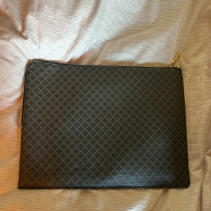 Datorfodral  - Jättesnyggt men passar inte min nya dator tyvärr😔😔sparsamt använt och har inga defekter 