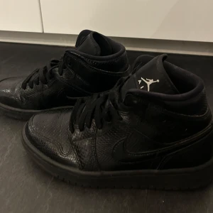 Nike Air Jordan  - Nike Air Jordan 1 Mid  Storlek 38,5 Använt i väldigt gott skick   Hämtas upp i Bandhagen 