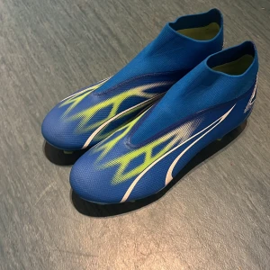 Fotbollsskor  - Helt nya puma ultras laceless. Storlek 42,5 dom är helt nya köpte dom men dom satt inte bra runt fotten så säljer dom 