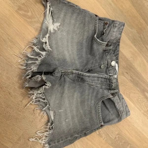 Gråa shorts  - Ett par gråa jeans shorts från zara i storlek 36 skriv gärna för fler bilder🩶