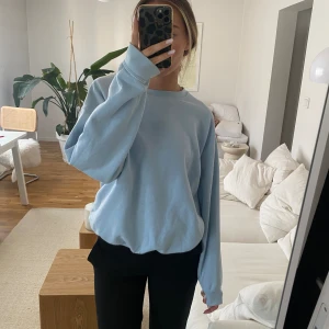 Babyblå tröja  - Fin babyblå tröja från Prettylittlething i storlek S. Lite knottrig men går att få bort med noppborttagare. 💙