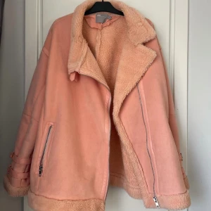 Rosa jacka - Rosa jacka med detaljer på ärmarna. Foder inuti.  Använd endast ett fåtal gånger.  Köpt på ASOS för 599kr. Säljer den för 200kr. 