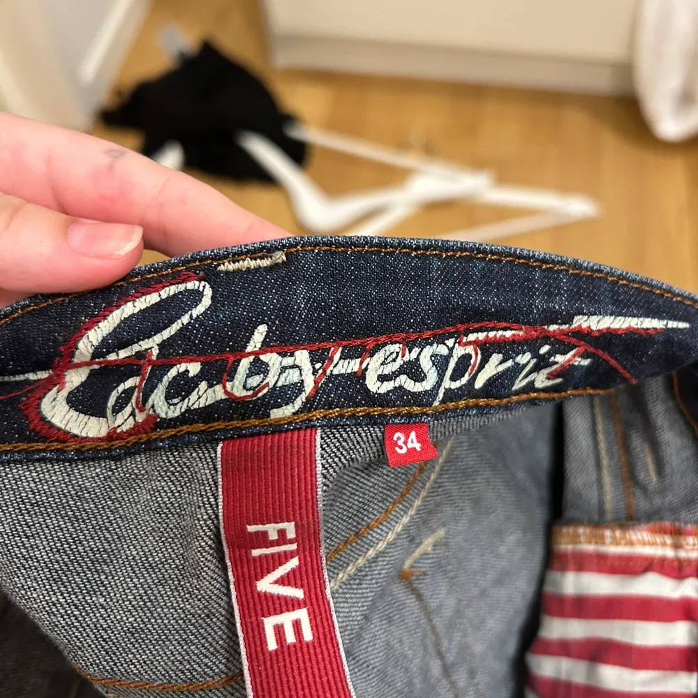 Lågmidjade jeans i gott skick. Säljer dessa då de inte längre kommer till användning 💞 Skriv till mig om du har en fråga!. Jeans & Byxor.