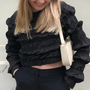 Svart topp  - Perfekt svart fest topp från NAKD i storlek 36 och i väldigt bra skick 🥰💖