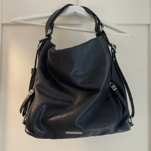 Suri frey väska - Säljer nu denna superfina väska ifrån märket suri frey, köpt på Zalando. Bra skick förutom i väskan då en ficka är hål i. Det går att sy. Hör av er för fler bilder och info!