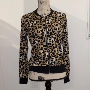 Tunn Mjuk Jacka Leopard - • Nyskick • Upplevs som 34-36 (står S) • Passform Smal - Normal • Bild 3 visar färg bäst, Bild 5 visar material • Mjukt tunt tyg som andas (träningsjacka/ tunn munkjacka) • Fråga gärna!