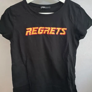 T shirt med tryck - Säljer denna fina t shirt med coolt tryck då den inte används! Fint skick