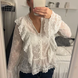 Vit blus  - Säljer min fina blus som är fin till vardags och till finare tillfällen