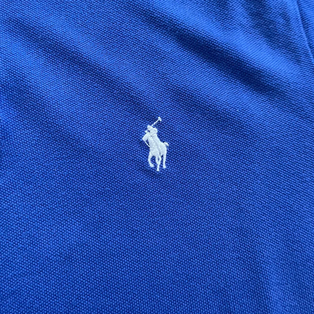 Ge bud för snabb affär! En klassisk Ralph lauren Polo, perfekt för old money stil, Stockholmsstil, eller grish. Skriv gärna om mått och andra frågor!. Toppar.