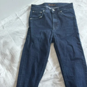 Nudie jeans slim fit - NUDIE JEANS , Använd fåtal gånger, bra skick, säljer för att den inte passar och behöver pengar snabbt.