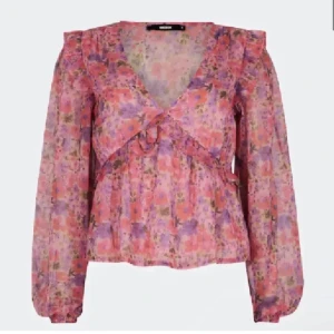 Rosa Bikbok topp - Jättefin tröja från bikbok, köptes förra året och säljer för att den inte har kommit till användning, knappt änvänt den då den inte riktigt passar min stil. Skriv gärna om du flera frågor, priset kan absolut diskuteras!🤗 