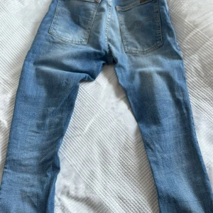 Nudie jeans slim fit - Nudie jeans slim fit, bra skick använd fåtal gånger, säljer för att den inte passar och behöver pengar snabbt.
