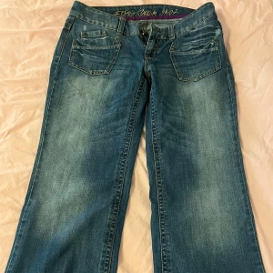 Esprit lowaist 2000s jeans - Säljer dessa flared lowrise jeans ifrån esprit i en jätte fin modell. Midjemåttet på byxorna är 41 cm rakt över och innebenslängd är 70 cm💕