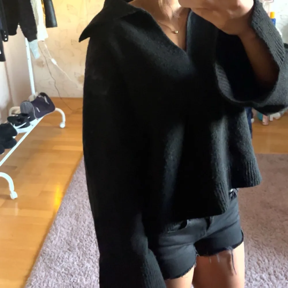 Säljer nu min finaaa stickade tröja ifrån GinaTricot. Använd ca 2 gånger och är i storlek S. Älskar denna men har inte kommit till mycket användning. Köpte för 499kr. Hör av er vid intresse! 💕. Neuleet.