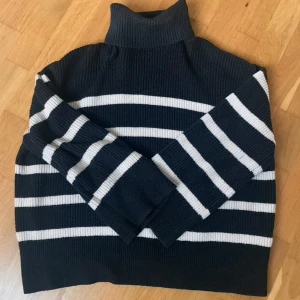 Stickad polotröja zara  - Stickad randig polotröja ifrån Zara i storlek M. Säljer då den inte kommer till användning 