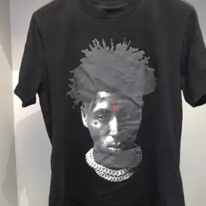 9/10 Skick. Säljer denna snygga NBA Youngboy x Vlone T-shirt. Skriv gärna vid funderingar ✔️