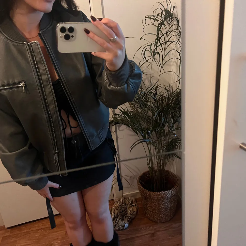 Super fin oanvänd jacka från Vero Moda i storlek XS. Den är oversize och skulle beskriva den mer som S, passar även M. Säljes pga att den inte kommer till användning. Prislappen sitter kvar, nypris 750kr. Takit.