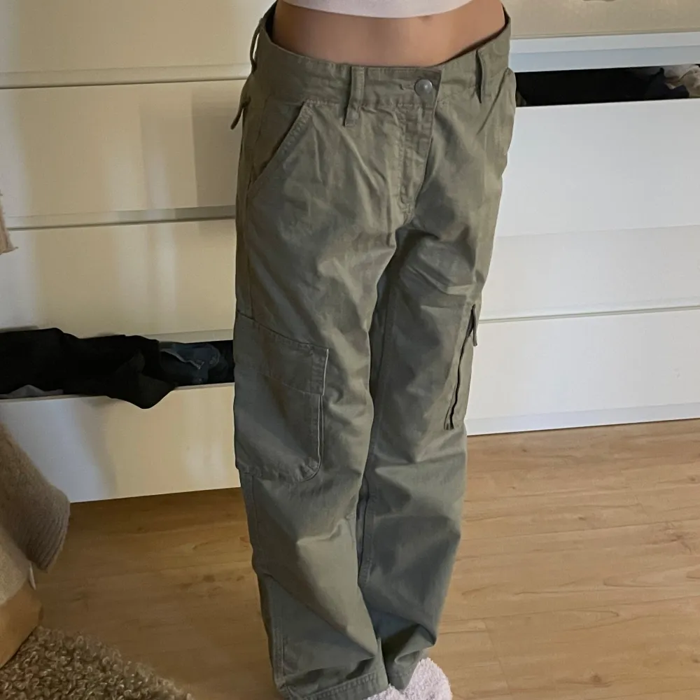 Gröna cargos i storlek 32 från Gina tricot, aldrig använt så dem är som ny, 100kr. Jeans & Byxor.