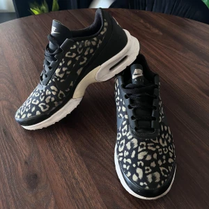 Nike Air med leopardmönster - Säljer ett par snygga Nike Air. Skorna har en svart bas med beige och olivfärgat mönster. MYCKET VÄLSKÖTTA! SOM NYA! 😍Jättesköna och jättesnygga. Storlek 38 men passar 37 som jag har också 😎Säljes endast för att jag har för många skor! 😅