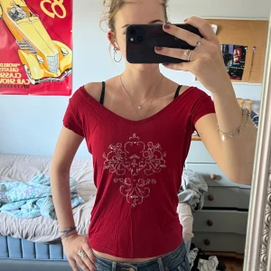 Röd t-shirt med design - Fin urringad röd t-shirt med paljett design på framsidan. Köpt secondhand så vet inte storlek men passar ungefär som S💕