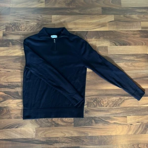 These Glory Days - Half Zip Tröja - Tröjan är i bra skick då den är använd 1-2 gånger. Tröjan är storlek M, men passar S-M. Nypris ligger på 1200 kr men då den är använd säljer jag för 599kr. Pris kan diskuteras!