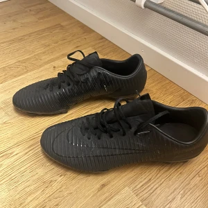 Nike Mercurial Vapor 11 - Säljer detta par Nike Mercurial Vapor XI i ett otroligt bra skick!  Använda en halv säsong men har inte lossnat någonstans, vill ni ha fler bilder så skriv!  Strl 45!