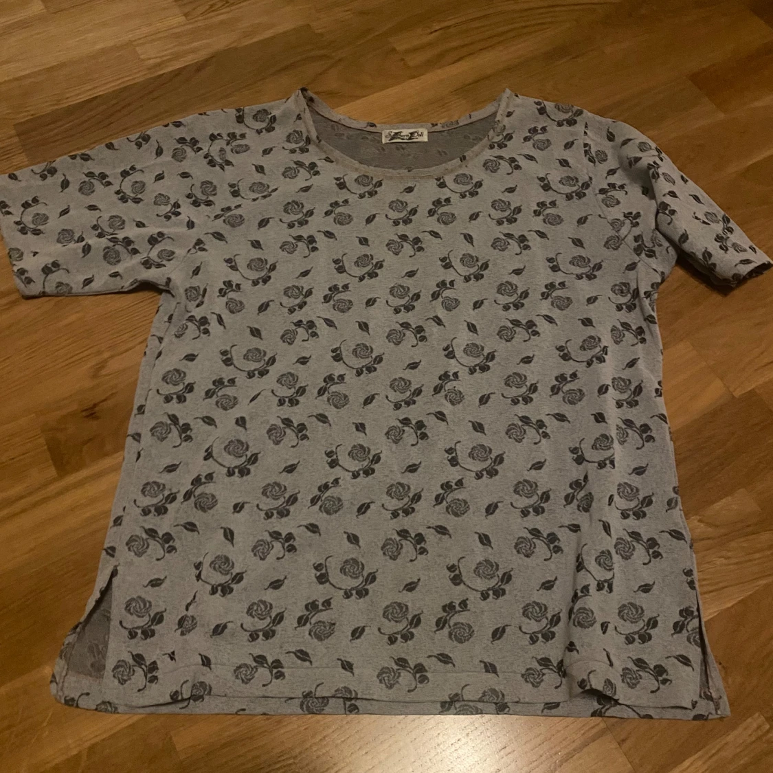 Söt blomtröja med slits