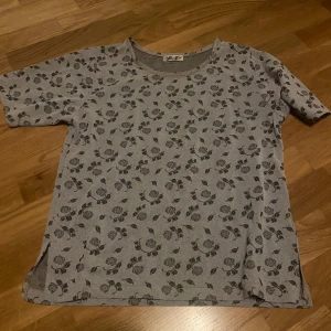 Söt blomtröja med slits - Gullig tshirt i nyskick, jättefin med slits