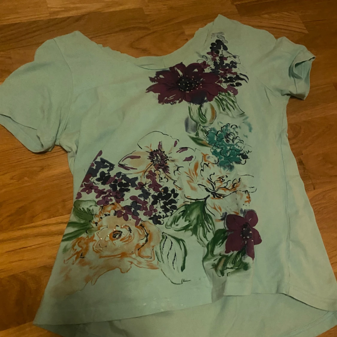 Turkos tshirt med blommor