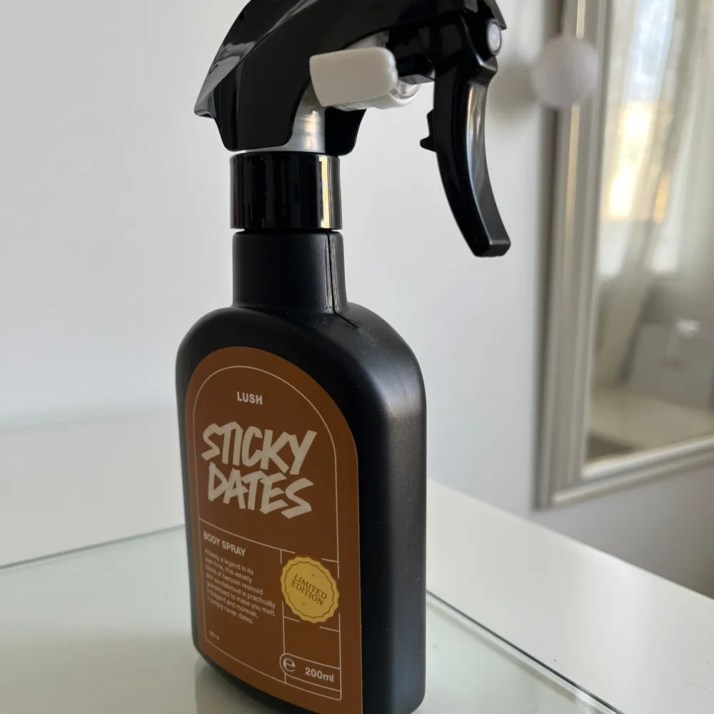 Populära bodysprayen sticky dates från Lush. Den är limited edition och helt slutsåld överallt så nästan omöjligt att hitta den nu. Jag köpte dubbletter och tänkte spara båda men hörde de fanns stort intresse för den, helt ny verkligen aldrig använd.. Parfym.