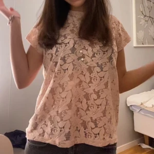 Rosa T-shirt  - Säljer min rosa T-shirt från Gina Tricot i storlek M men passar som S💕