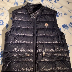 Mocler väst mörklblå/svart - Hej, jag säljer min mocler väst storlek 3. Som passar till M/S. Västen är i jätte bra skick inga konstigheter alls. Kvitto och all papper följer med. Kan även skicka bild på vid intresse. Västen finns i Linköping men kan även fraktas. SERIÖSA KÖPARE.