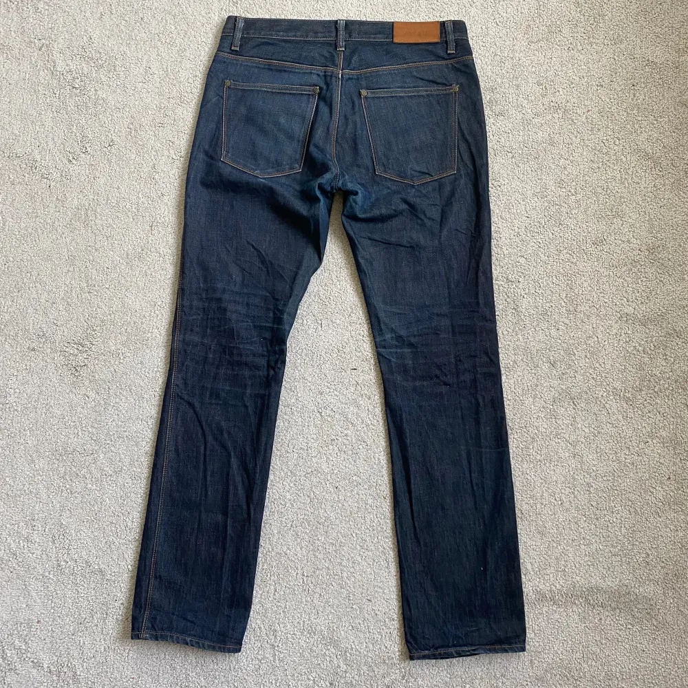 Säljer nu dessa Acne jeans! | Dessa är raw, vilket innebär att de kommer ändra utseende beroende på hur du använder dem. | Skick: 9/10, använda men defektfria. | Size: 32/32, straight fit. | Pris: 849kr | skriv vid frågor & funderingar!!. Jeans & Byxor.