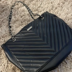 Svart väska - Aldrig använd  En svart don Donna väska💕