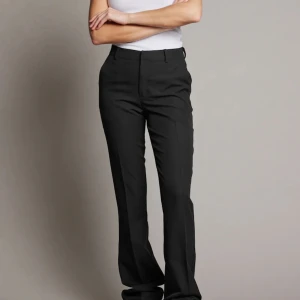 Bikbok kostymbyxor - Superfina populära, svarta kostymbyxor från bikbok Nypris 499kr mitt pris 299kr Använda men fint skick Säljes då de ej passar (Första två bilderna lånade)