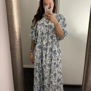 Newbie klänning - Säljer denna underbara klänning från Newbie (kappahl) har inte kommit till någon användning därför prislapp är kvar. Ord pris 999kr 