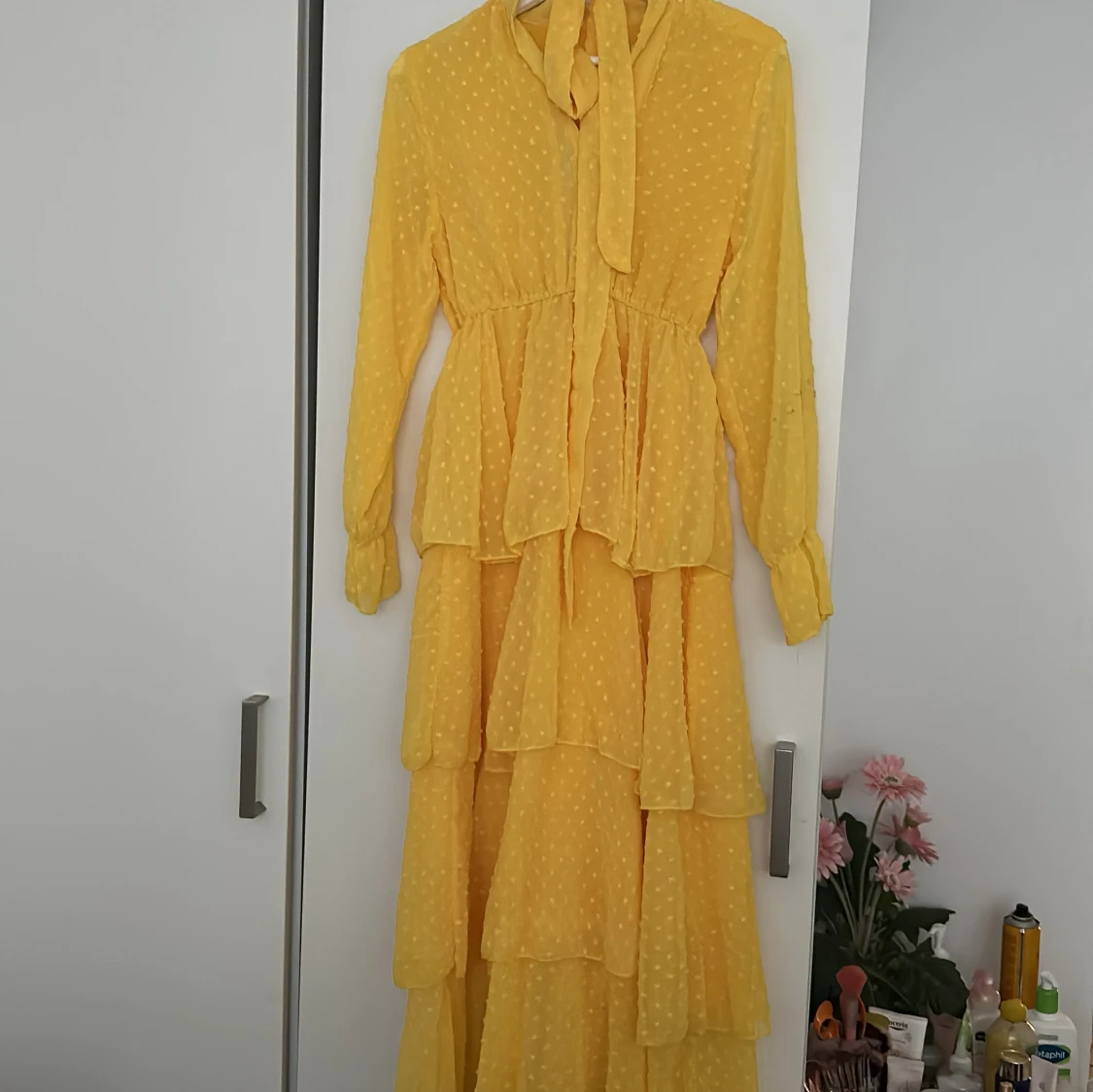 Gul långklänning med volanger