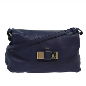 Chloe axelväska - Ursprung: Rumänien     Material: läder Färg: marinblå Tillbehör: inga   Några tecken på användning, men överlag bra skick. Kolla gärna bilderna! B 20cm x B 10cm x D 6cm