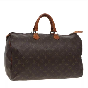 Louis Vuitton Speedy 40 - Louis Vuitton Speedy 40. Ett måste i väskkollektionen! Bra för både vardagsbruk och resor. Perfekt att använda som skol-/arbetsväska. Speedy ger en touch av lyx och stil till varje outfit. Tillverkad i den ikoniska monogramduken.