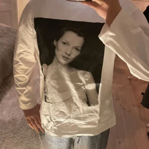 Zara tröja - Fin Zara tröja med Kate Moss🥰 liten defekt på armen men det borde gå bort i tvätten.