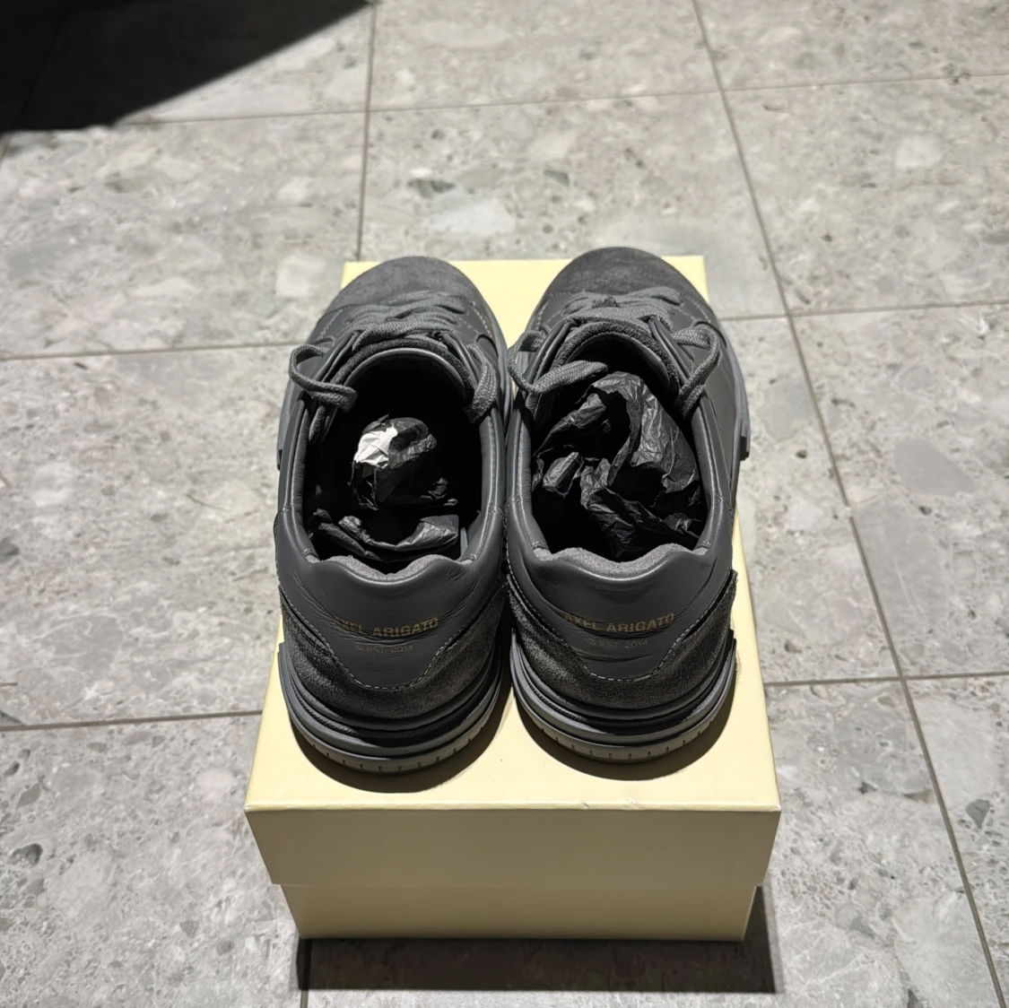 Grå sneakers från Axel Arigato, modell Atlas  - 92