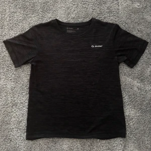 Träningströja - Träningströja från soc! I storlek 146/152, men passar även en XS/S! Använd enstaka gång, i toppen skick!