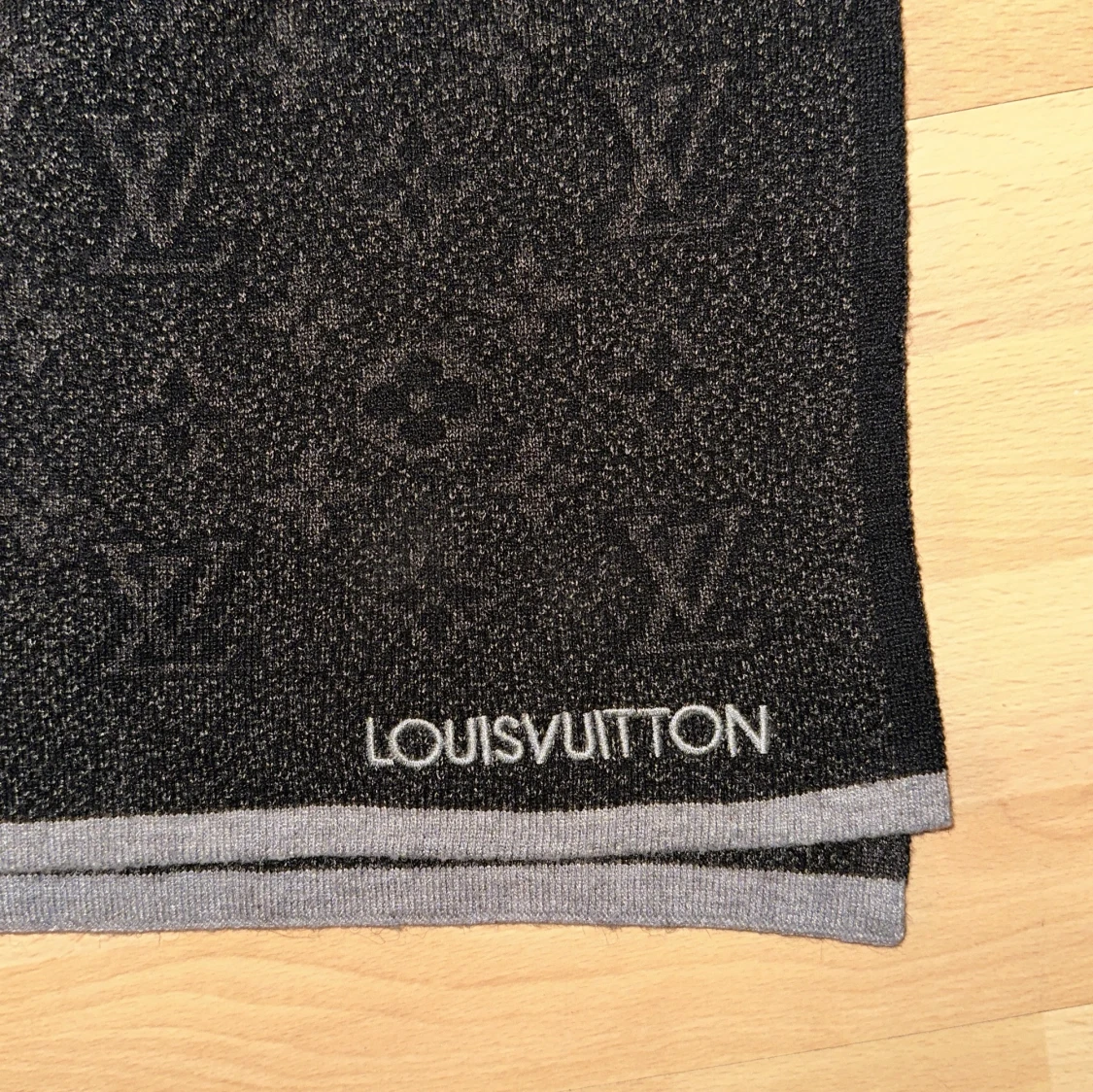 Svart halsduk från Louis Vuitton - 93