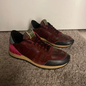 Valentino rockrunners (steal!)  - Hej, säljer nu dessa eftertraktade Valentino rockrunners skorna. Skorna är i väldigt bra skick utan några defekter. Storlek 41 men sitter anningen stort. Kontakta mig vid övriga frågor, mvh