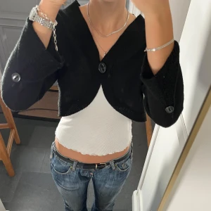 Svart stickad kofta/bolero - Svart stickad kofta från Patrice Breal i fint skick. Står storlek 3 och jag skulle säga att den passar som S/M. Använd gärna köp nu!