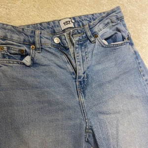 Blå jeansbyxor - Säljer ett par klassiska blå jeansbyxor med dragkedja och knapp. De har en rak passform och är perfekta för en avslappnad stil. Passar bra till både sneakers och kängor.