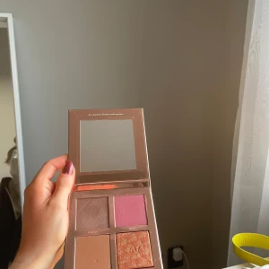 Caia palett - Intressekoll på min Caia edgy palett!  legat i byrålådan därav gammal förpackning osv! Är endast testad men fått lite skavanker när den endast legat. 